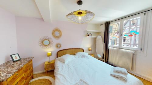 1 dormitorio con cama y ventana en Zum Storike Nescht, en Barr