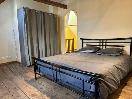 une chambre avec un grand lit dans une pièce dans l'établissement GITE URBAIN - Côté bourg, à Rodez