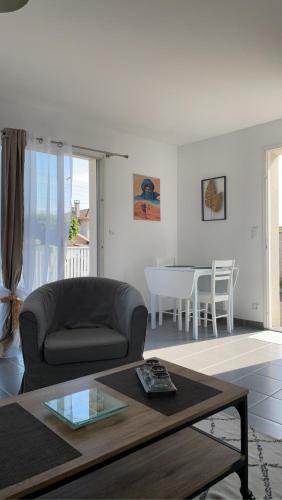 un salon avec un canapé et une table dans l'établissement Maison Flore Arena, Gendarmerie, Rocade, à Bouliac