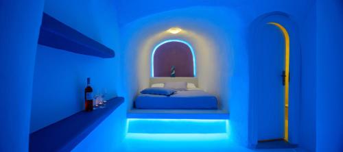 Кровать или кровати в номере Abyssanto Suites and Spa