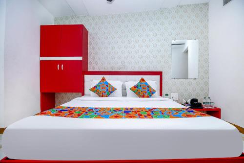 una camera da letto con un grande letto con armadi rossi di FabHotel Golden Temple Paradise ad Amritsar