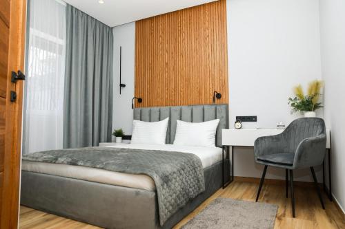 a bedroom with a bed and a desk and a chair at Apart-hotel Dream in Málaga