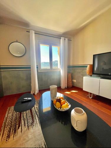 Appartement vue mer Christophe Colomb 140m2にあるテレビまたはエンターテインメントセンター