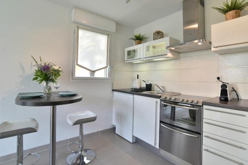 A kitchen or kitchenette at Escapade à Dinan - Appartement avec jardin et parking privé