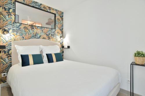 Säng eller sängar i ett rum på Escapade à Dinan - Appartement avec jardin et parking privé