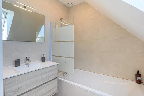 a bathroom with a sink and a shower at Villa Almaé - Maison neuve proche plages avec piscine chauffée in Ambon