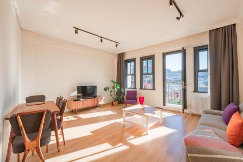 Uma área de estar em Homie Suites - Newly-constructed Modern Design Apartments in Beyoğlu