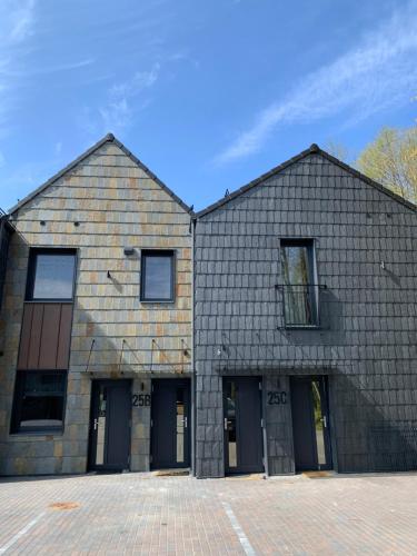 パランガにあるNemirseta Rasaの大きなレンガ造りの建物