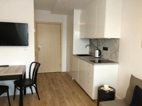 Kuchyň nebo kuchyňský kout v ubytování WILLA MAGNOLIA - Apartamenty i Pokoje - ROWERY, POKÓJ ZABAW, KAWA Z EKSPRESU