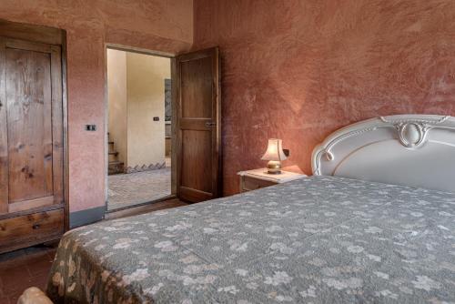1 dormitorio con 1 cama grande y espejo en Il sopra, en Empoli