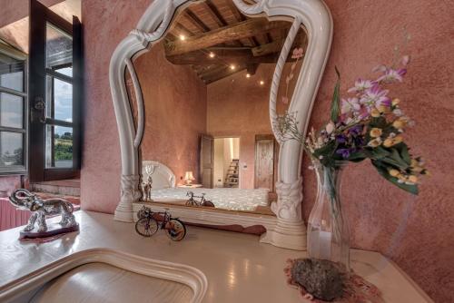 baño con lavabo y espejo grande en Il sopra, en Empoli