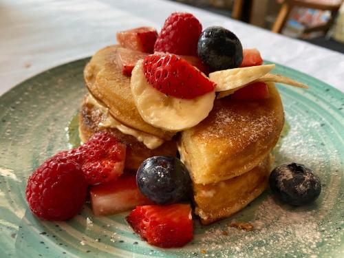VoorhoutBed and Breakfast Geliefd的一盘配有水果和浆果的煎饼