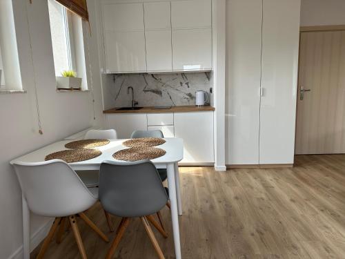 Kuchyň nebo kuchyňský kout v ubytování WILLA MAGNOLIA - Apartamenty i Pokoje - ROWERY, POKÓJ ZABAW, KAWA Z EKSPRESU