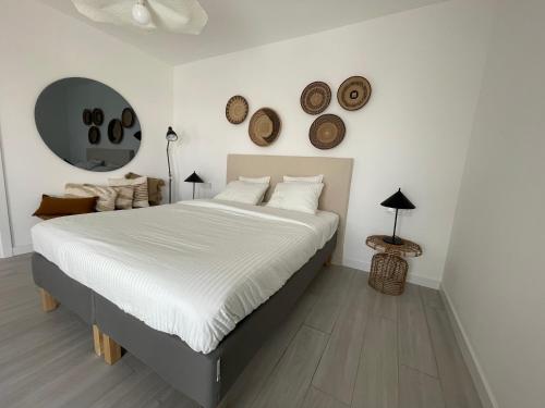 1 dormitorio con 1 cama grande con sábanas blancas en Guiri Casilla de Costa Villaverde, en Villaverde
