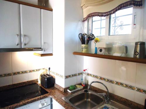 una cocina con fregadero y encimera en Edison Bungalow Duplex LEK, en Peñíscola