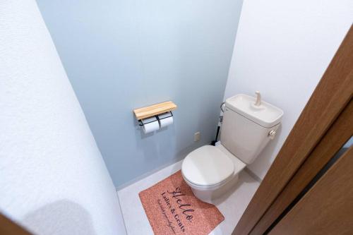 uma pequena casa de banho com um WC e um tapete em Elle's Shirokane Guest house 301 em Tóquio
