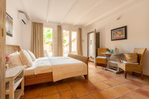 a bedroom with a bed and a table and chairs at Finca Amapola - Agrotourismus in Campos