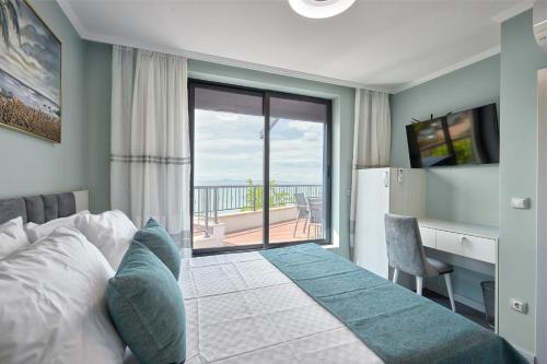 - une chambre avec un lit et une vue sur l'océan dans l'établissement 3BD Beach Paradise with a Stunning View + Parking, à Nessebar