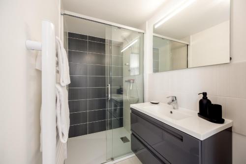 a bathroom with a sink and a shower at Dahouët - Charmante maison pour 6 voyageurs in Pléneuf-Val-André