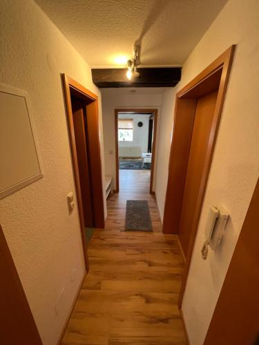 um corredor que leva a um quarto com em Ferienwohnung Weser 3 em Holzminden