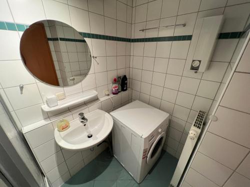 uma pequena casa de banho com um lavatório e um espelho em Ferienwohnung Weser 3 em Holzminden