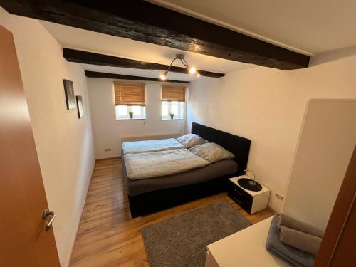 um pequeno quarto com uma cama e uma janela em Ferienwohnung Weser 3 em Holzminden