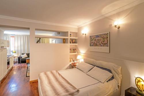 um quarto com uma cama e uma sala de estar em Residence Gello em Arezzo