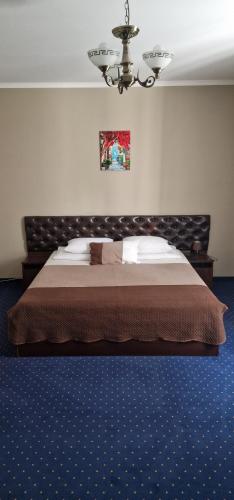 Ένα ή περισσότερα κρεβάτια σε δωμάτιο στο Chernivtsi Apartments