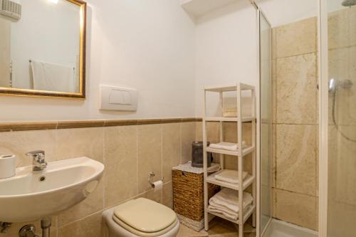 La salle de bains est pourvue d'un lavabo, de toilettes et d'une douche. dans l'établissement Residence Gello, à Arezzo