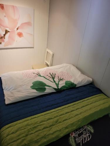 ein Schlafzimmer mit einem Bett mit Blumenmuster darauf in der Unterkunft Friends & Family Apartment at Hafjell Alpinlandsby/Øyer Center in Hafjell