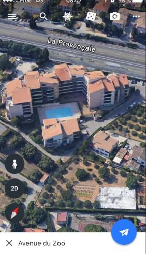 une vue aérienne sur un bâtiment d'une ville dans l'établissement studio4 27m2 Terrasse Parking Piscine, à Saint-Laurent-du-Var