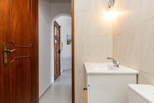 Ένα μπάνιο στο Apartamento Mantamar 9T1 by ALGARVEMANTA