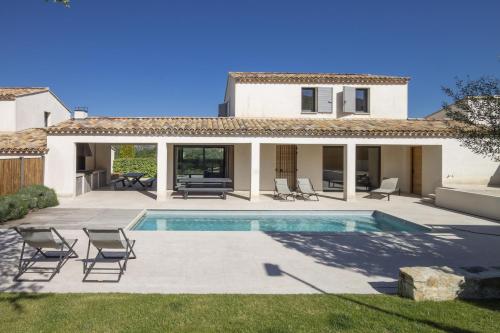 uma villa com uma piscina e uma casa em Villa la Provenca -Architectural House em Malaucène