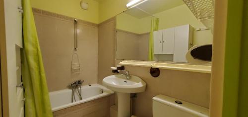 une salle de bain avec un lavabo, des toilettes et une baignoire dans l'établissement LA MIOUGRANO, Studio 25m2, capacite 2 adultes et 2, à Fréjus