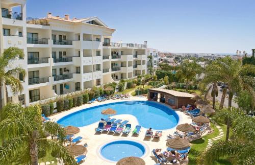 vista aerea di un hotel con piscina di #166 Old Town, 600 mts Beach with Pool ad Albufeira