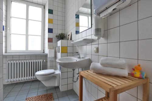 特里尔Kolping Hostel Trier im Warsberger Hof的带水槽和马桶的白色浴室