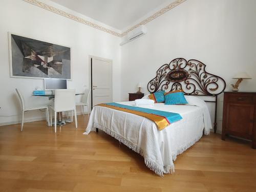 Un dormitorio con una cama grande y un escritorio. en AMAMARE, en Marina di Pisa