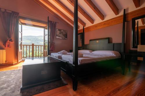Schlafzimmer mit einem Bett und einem Fenster mit Aussicht in der Unterkunft Secret Retreat by Fidalsa in Entrambasaguas