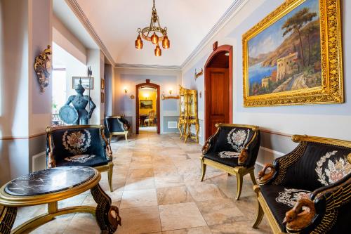 salon z krzesłami i obrazem na ścianie w obiekcie Hotel Vécsecity Superior w mieście Hernádvécse