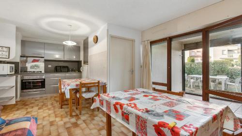 Il comprend une cuisine et une salle à manger avec une table. dans l'établissement Port Lano 112 - Appt cosy - 7 Personnes, au Cap d'Agde