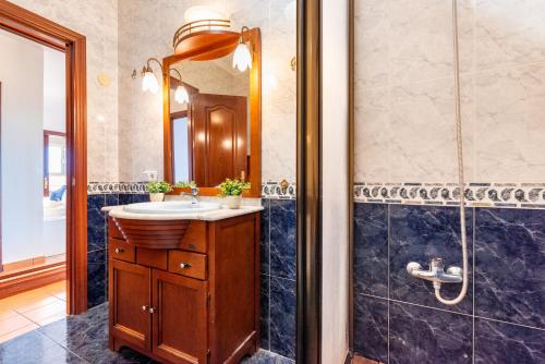 y baño con lavabo y ducha. en Atico Prada - 3 bedroom penthouse in the heart of Fuengirola, en Fuengirola