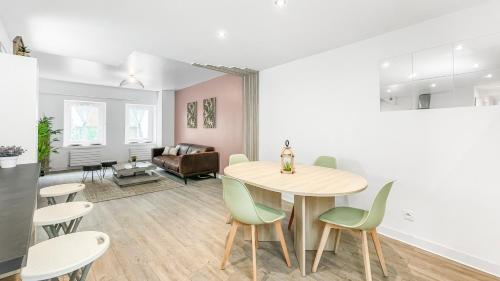 a living room with a table and chairs at LA COLOC CHOCO - Belle Colocation en hypercentre / 5 chambres privées / Salle de bains privative / Proche Gare et Tram / Wifi et Netflix in Annemasse