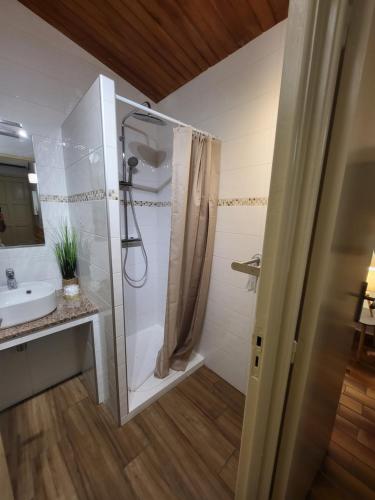 Koupelna v ubytování PORTICCIO villa dans résidence avec piscines 4-6 personnes BRILOC Appartements