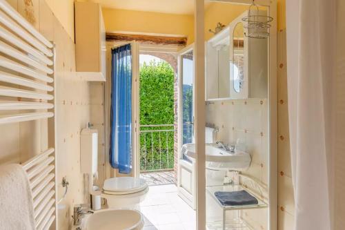ルッカにあるCasa Di Lainoのバスルーム(トイレ2つ、洗面台、窓付)