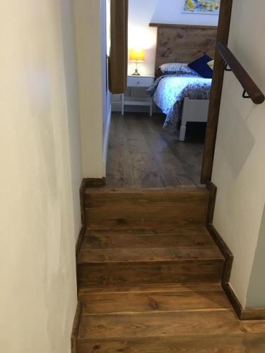 un escalier menant à une chambre avec un lit dans l'établissement Bleu Lavande Chambre d’Hotes (B&B), à Madré