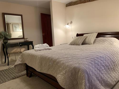 Katil atau katil-katil dalam bilik di The Byre, converted barn king suite