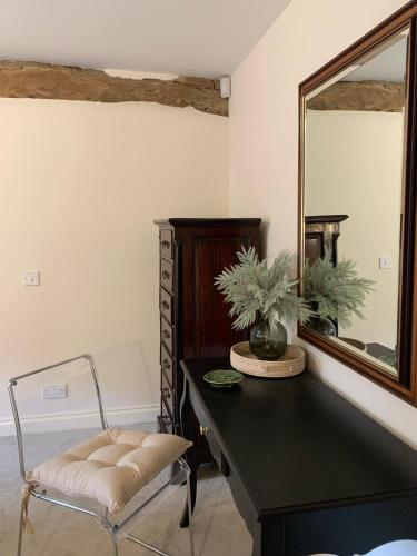 Ruang duduk di The Byre, converted barn king suite
