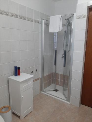 bagno con doccia e porta in vetro di Casa Zeno a Volterra