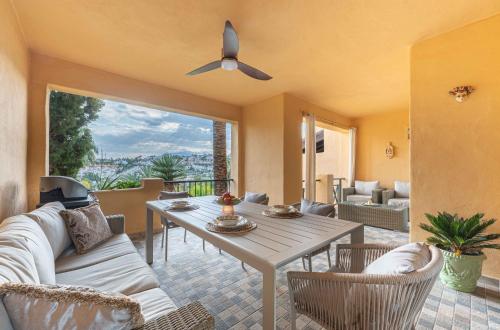 A seating area at Luxury Apartment Marbella