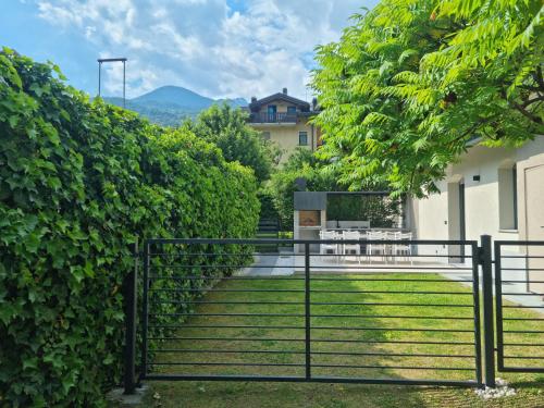 a gate in front of a building with a fence at Suite vacanze Chabloz nel cuore della Valle d'Aosta in Nus